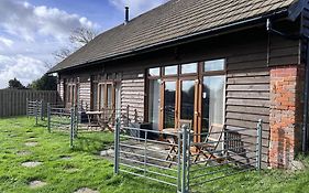 Poachers Hut - Captivating 1-Bed Cottage Shorwell